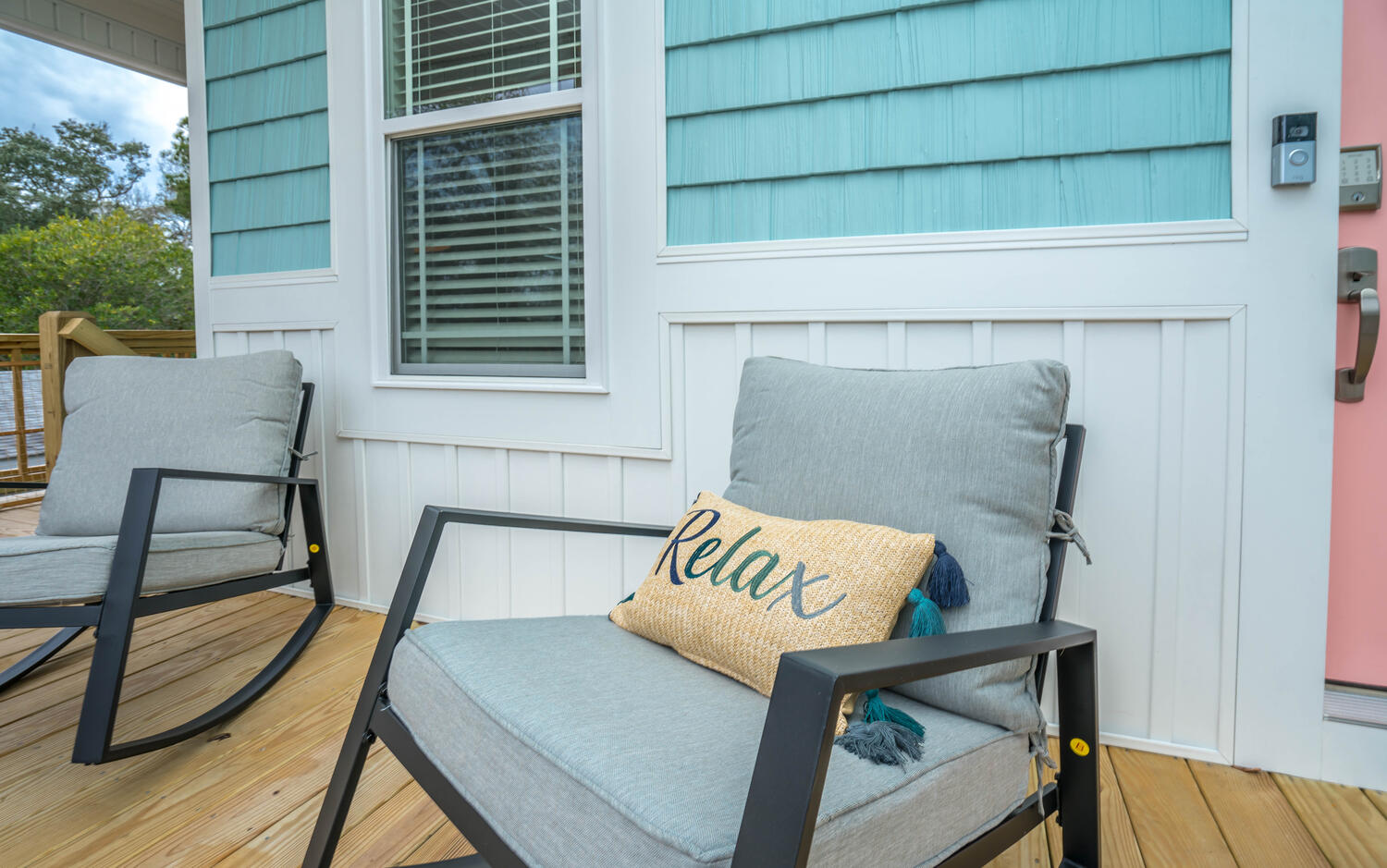 Steps to the Sea – fully stocked kitchen and dining